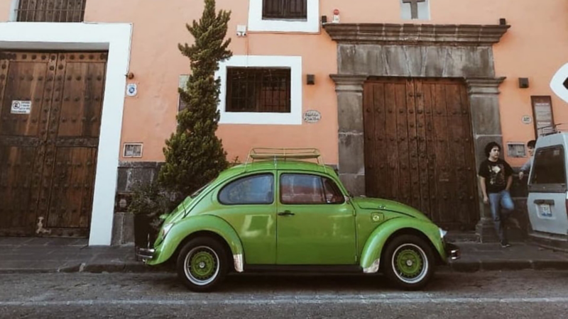 Vocho Type 1, el primer auto de Volkswagen en color verde estacionado afuera de casa
