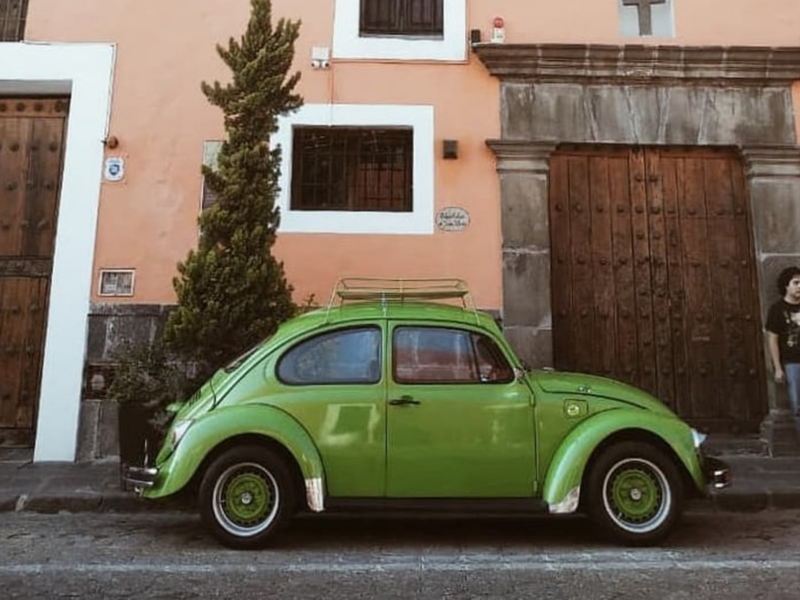 Vocho Type 1, el primer auto de Volkswagen en color verde estacionado afuera de casa