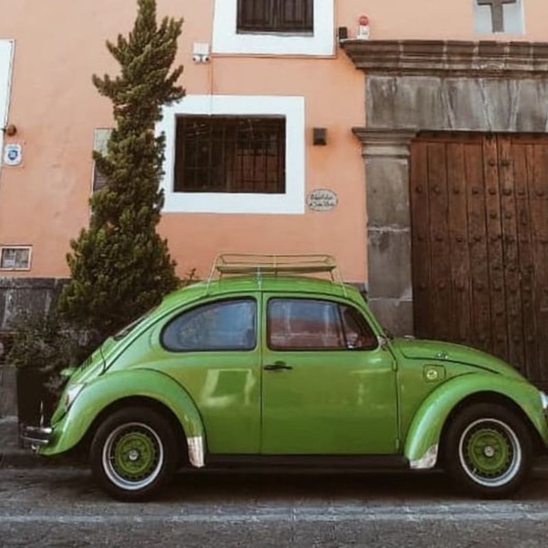 Vocho Type 1, el primer auto de Volkswagen en color verde estacionado afuera de casa