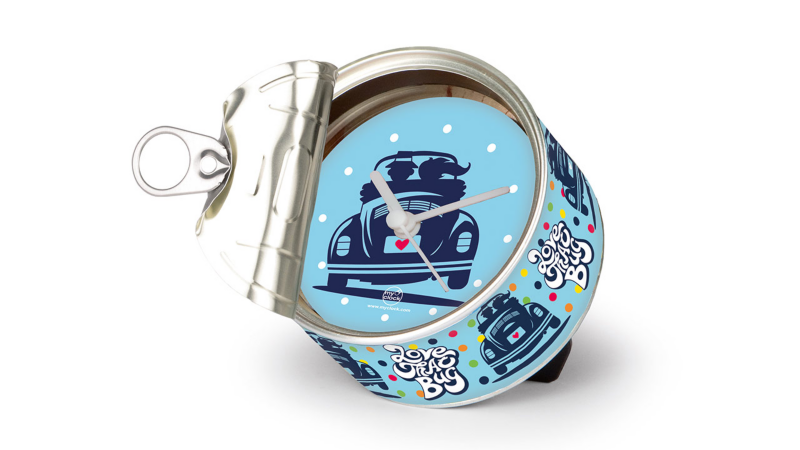 Reloj de lata con fondo azul disponible en VW Collection