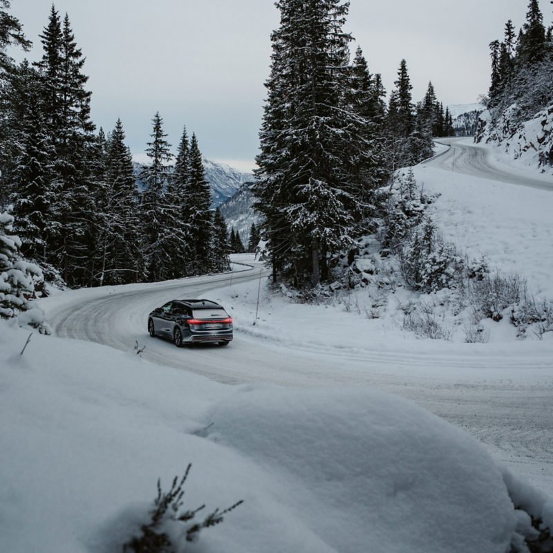 vw id7 tourer kjører nedover et fjell