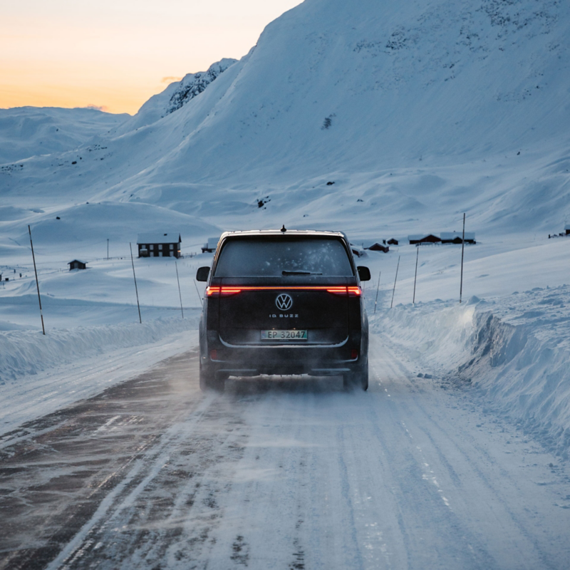 vw id buzz cargo sett skrått forfra i fart på fjellet i sol