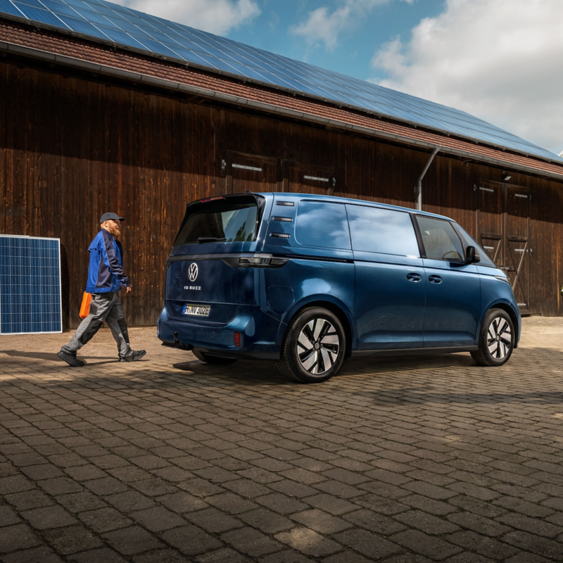 vw id buzz cargo elvarebil sett fra siden, en mann går forbi
