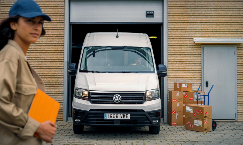 Primer plano del VW Crafter Carrier saliendo del interior de una fábrica