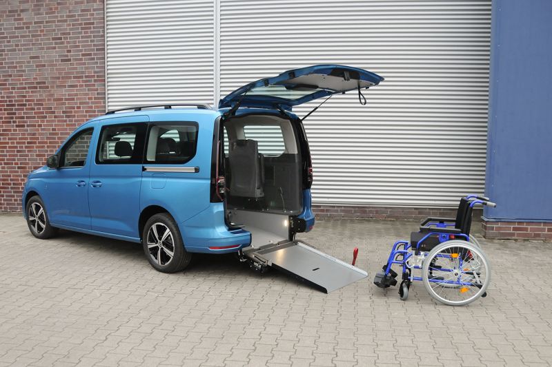 Nowy Caddy z platformą dla wózków inwalidzkich