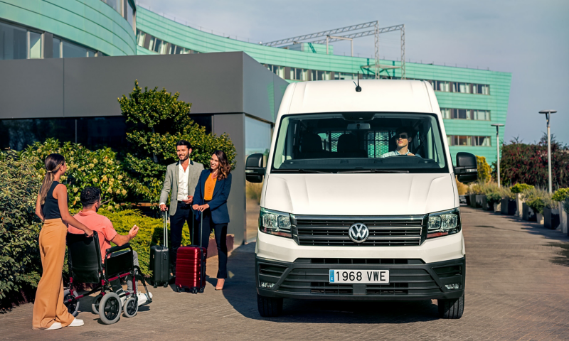 Un grupo de personas al lado de un VW Crafter People PMR