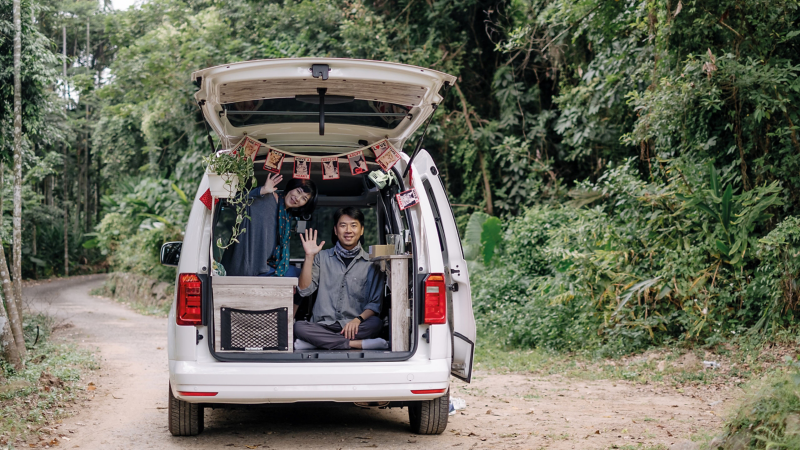 徐智成坐在愛車Caddy Van內