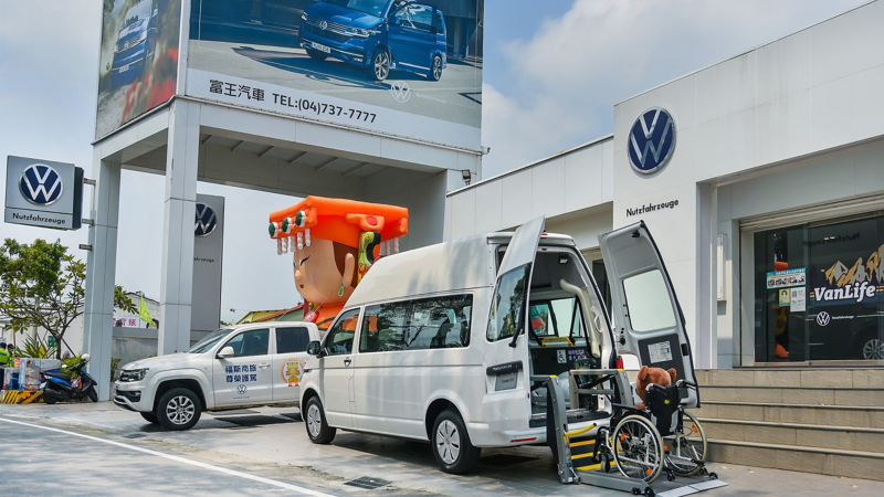 福斯商旅14年來陪伴無數虔誠信眾一步一腳印走完每趟遶境路程，成為大甲媽祖遶境活動的重要合作夥伴之一。