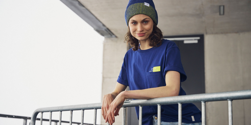 Frau mit blauer Strickmütze aus der Golf Kollektion