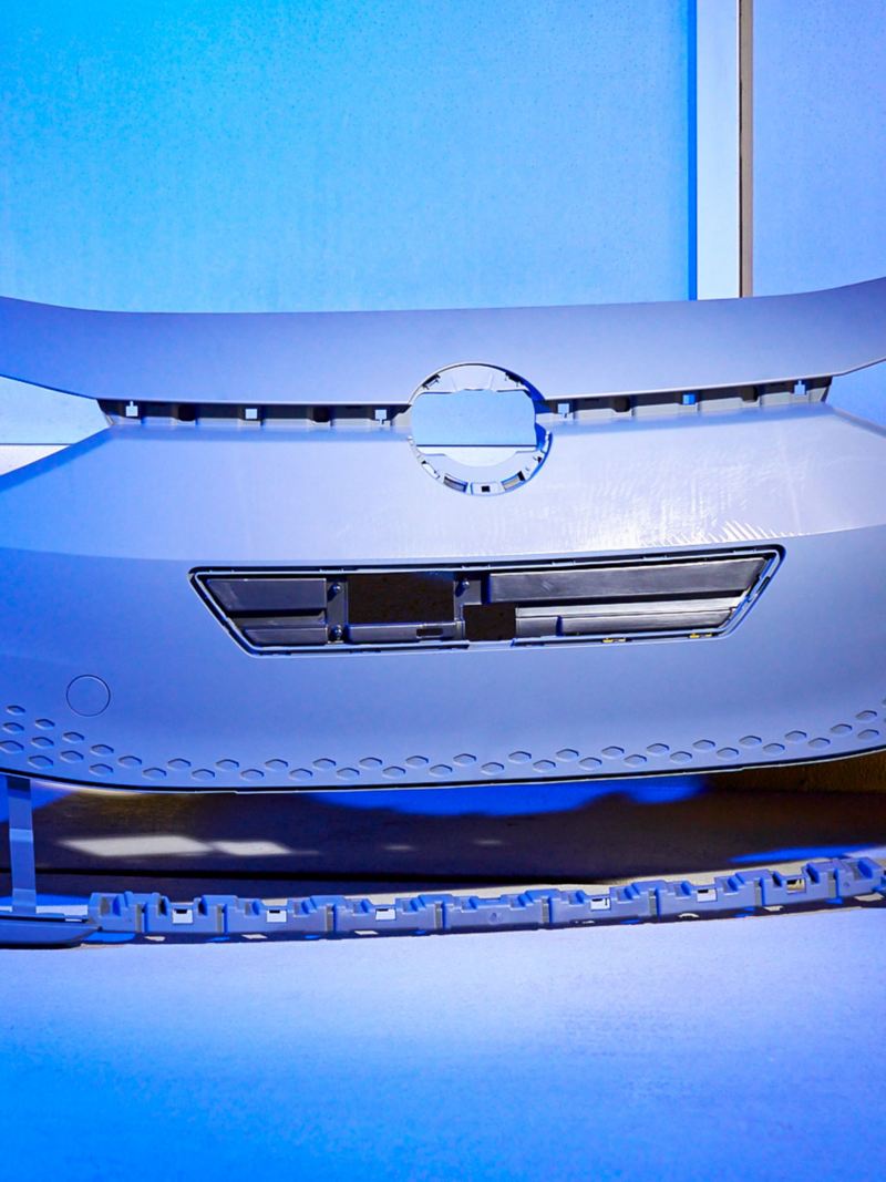 Detailed view of a radiator grille of a blue Passat R-Line