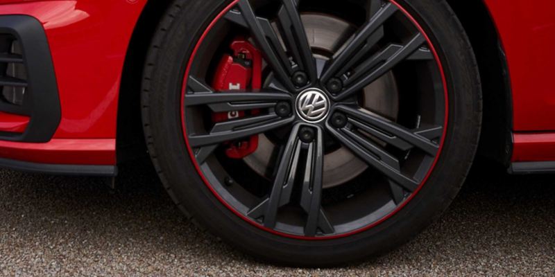 Dettaglio di un cerchio brandizzato Volkswagen.