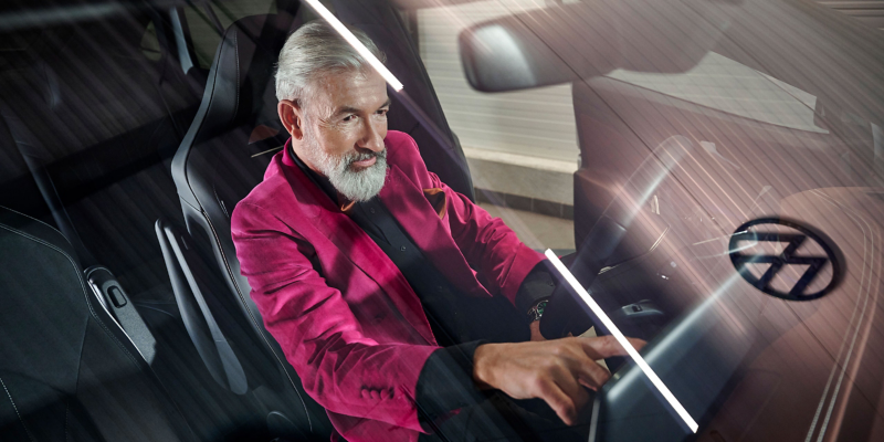 Een man zit in zijn VW ID.-model en informeert zich over software-updates
