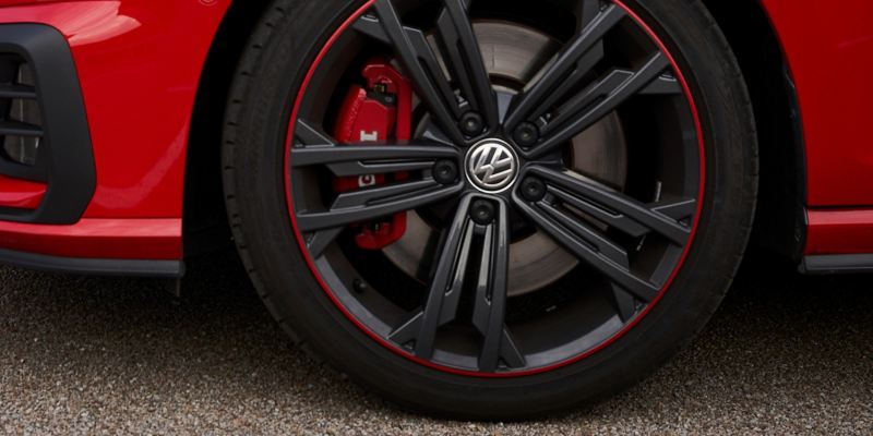 Una rueda trasera de Volkswagen: se puede ver el sistema de frenado, incluido el disco y la pinza de freno