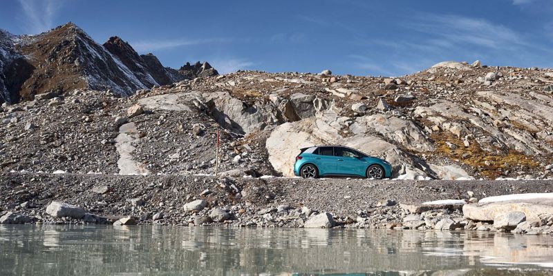 Der VW ID.3 parkt in einer steinigen Landschaft