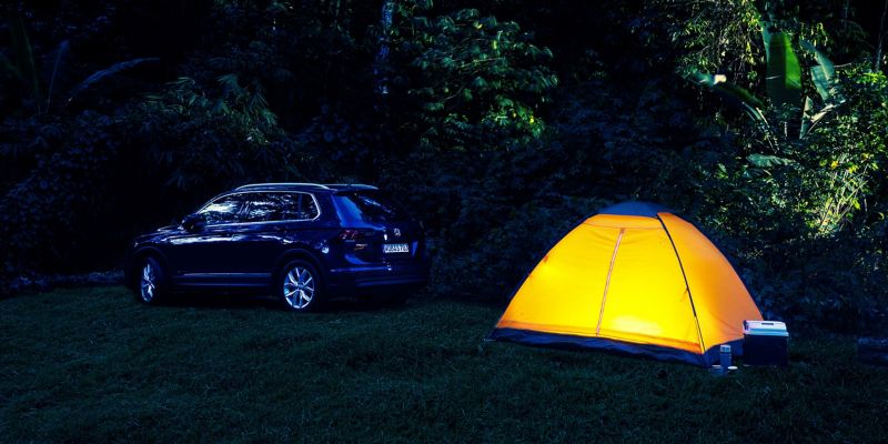 Ein Zelt neben dem VW Tiguan 2 – Familienausflug