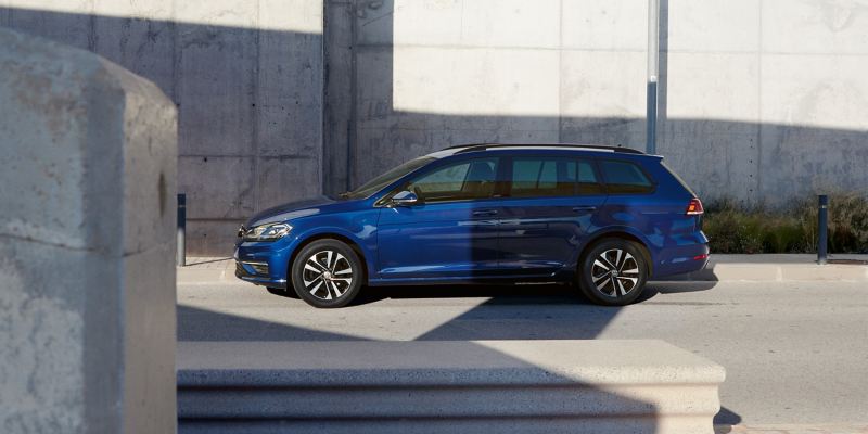 Beeld van een geparkeerde VW Golf Variant