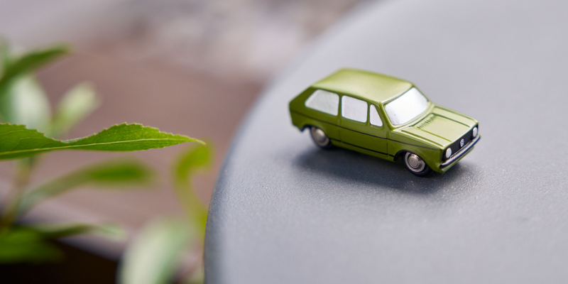 Piccolo Modellauto des Golf 1 von Volkswagen in Lofotengrün auf einem Tisch