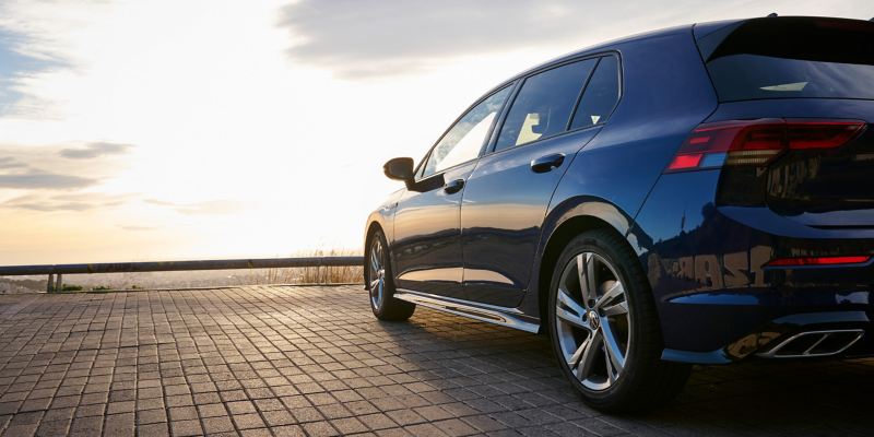 Geparkeerde VW Golf, de oceaan op de achtergrond