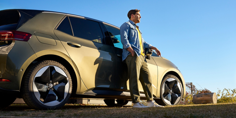 Mężczyzna opiera się o VW ID.3