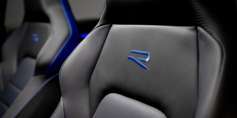 Sportsitze von Volkswagen R aus schwarzem Leder mit aufgesticktem „R“-Logo in Blau