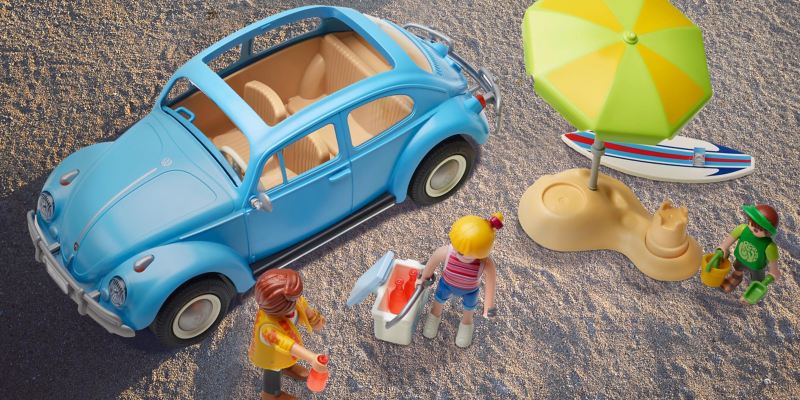 Der Playmobil® Käfer mit geöffnetem Dach und sommerlichem Zubehör für großen Spielspaß