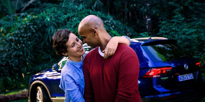 James und Melinda haben eine schöne Zeit zusammen – dank VW Tiguan 2 in die Natur