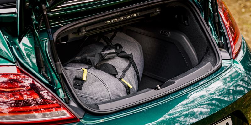 Открытое багажное отделение автомобиля VW, где размещен багаж — транспортные решения