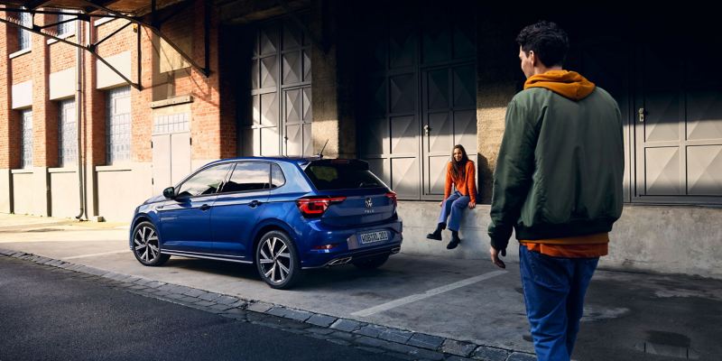 Twee personen en een geparkeerde VW Polo