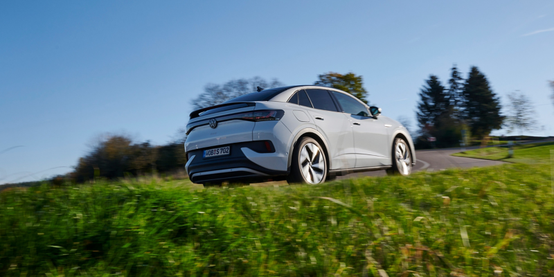 VW E-Auto fährt auf Landstraße