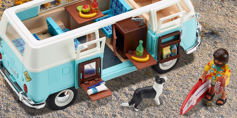 Bulli mit seitlich aufgeklappten Türen und spielerischem Zubehör von Playmobil®