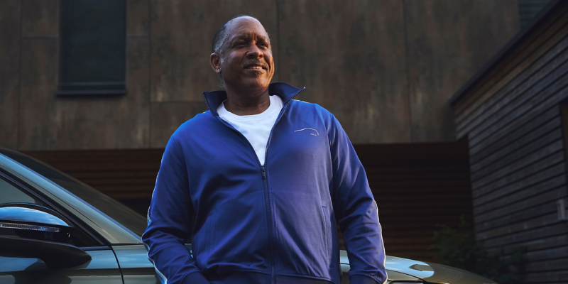Mann mit dunkelblauer Sweatjacke aus der Golf Kollektion