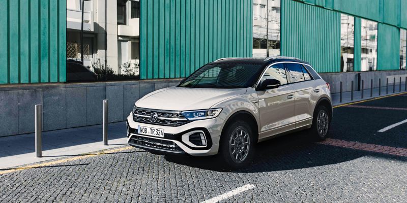 VW T-Roc parks in front of a building