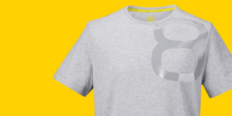 Una camiseta gris de estilo Golf 8 con la inscripción «Volkswagen» y la impresión brillante del 8 