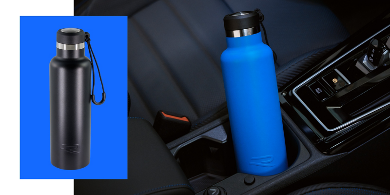 Schwarze R-Trinkflasche vor blauem Hintergrund, daneben blaue R-Trinkflasche im Ablagefach der Mittelkonsole