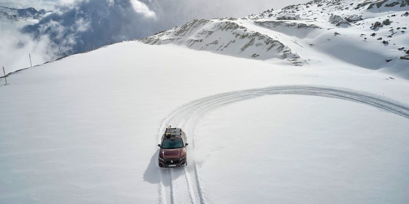 Ein VW Touareg mit Zubehör Transportlösungen fährt offroad durch den Schnee