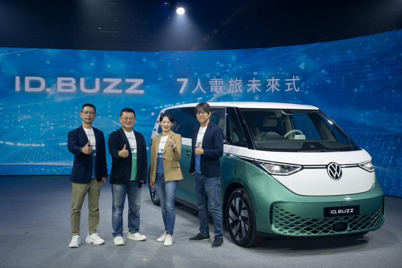 全新ID. Buzz Pro S於11月1日起，在全台8間專屬展示中心隆重登場亮相，提供消費者最專業、完善的一站式專屬購車服務。（圖左至右：台灣福斯商旅 售後服務處長 Lance Lin林黎烈、台灣福斯商旅銷售處長 Long Chen 陳顯隆、台灣福斯商旅總裁  Julia Wu巫詩棻、台灣福斯商旅行銷處長 Victor Ting丁維翰)