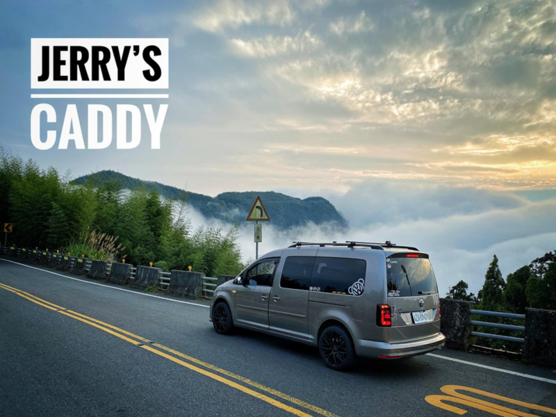 漠地棕Caddy Maxi 停在高山公路邊，視線可見山頂被雲霧繚繞