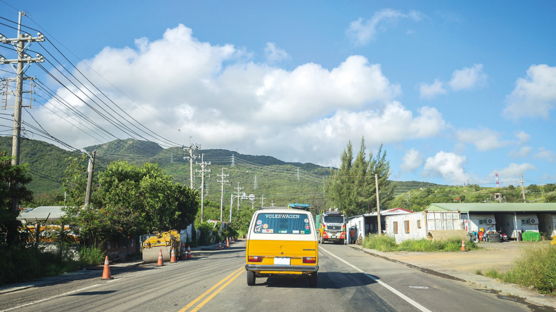 黃白雙色T3路跑背影