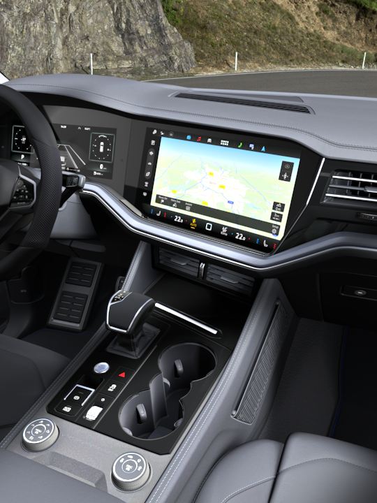 Indvendigt billede af VW Touareg, der viser de valgfrie ergoActive-sæder, cockpittet og jumbo-boxen.