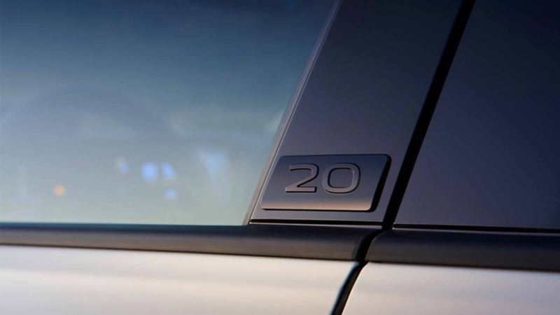 Golf R de Volkswagen - Detalle de 20 años en la puerta de hatchback deportivo. 