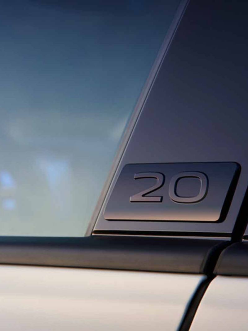 Golf R de Volkswagen - Detalle de 20 años en la puerta de hatchback deportivo. 