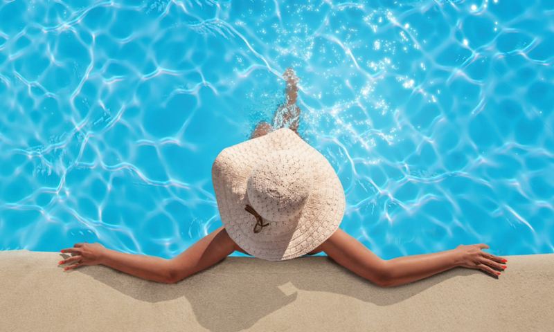 Eine Frau liegt entspannt in einem Pool.