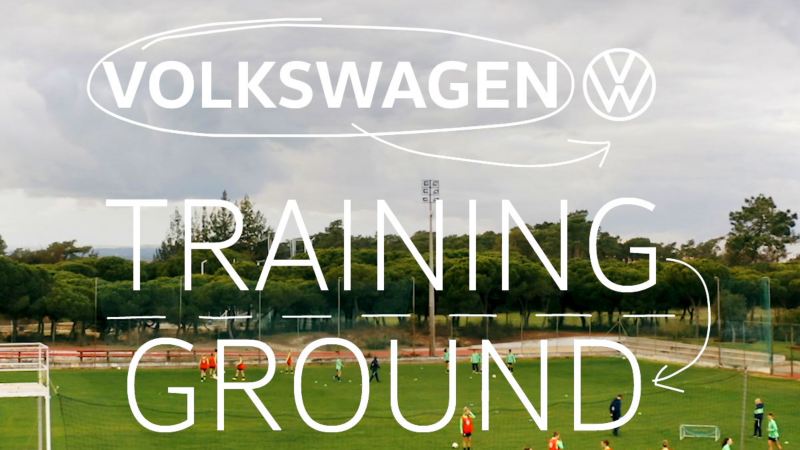 Fußballfeld mit Spielern mit Text "Volkswagen Training Ground"