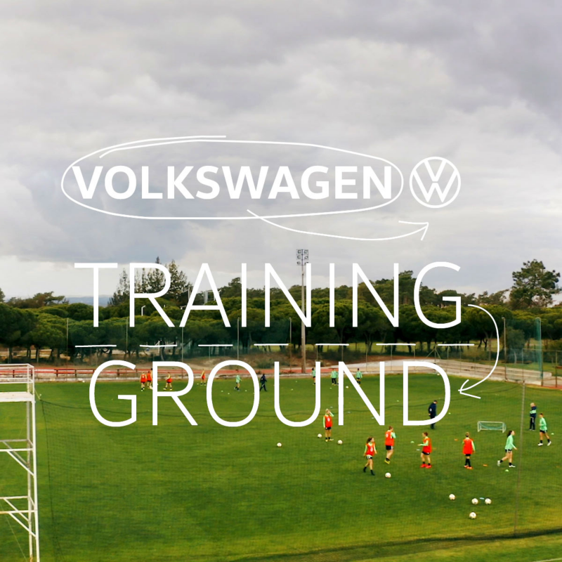 Fußballfeld mit Spielern mit Text "Volkswagen Training Ground"