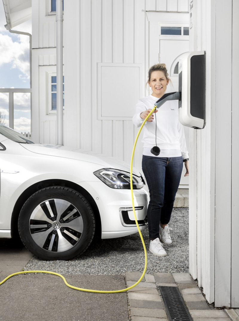 Volkswagen e-Golf, kvinna sträcker sig efter laddningskabeln