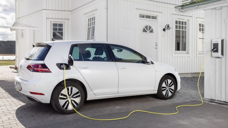 Volkswagen e-Golf står på laddning