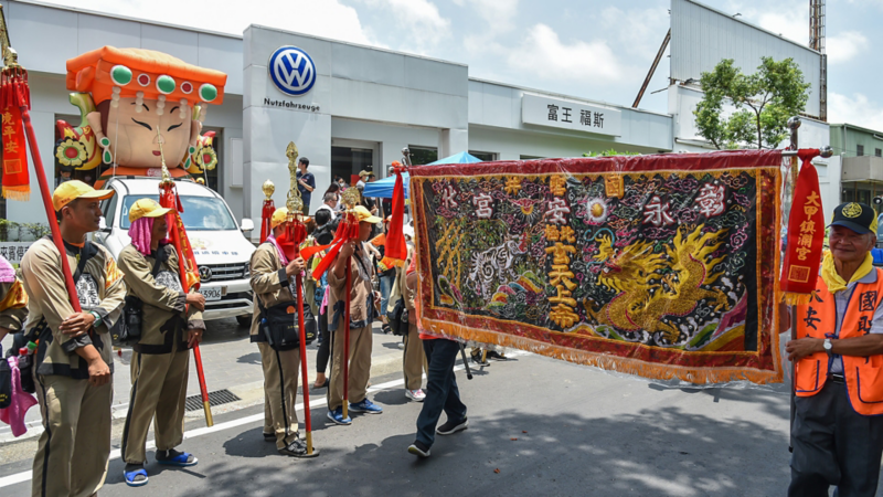 大甲媽祖信眾們拿著繞境之布旗，準備繞境
