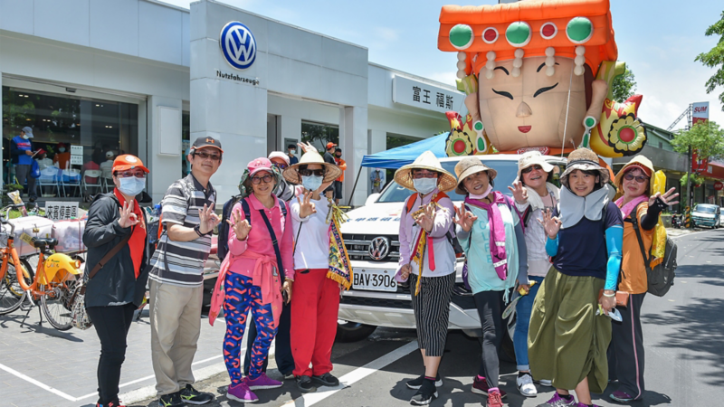 民眾們和白色的Amraok V6以及Q版大甲媽祖氣球合照
