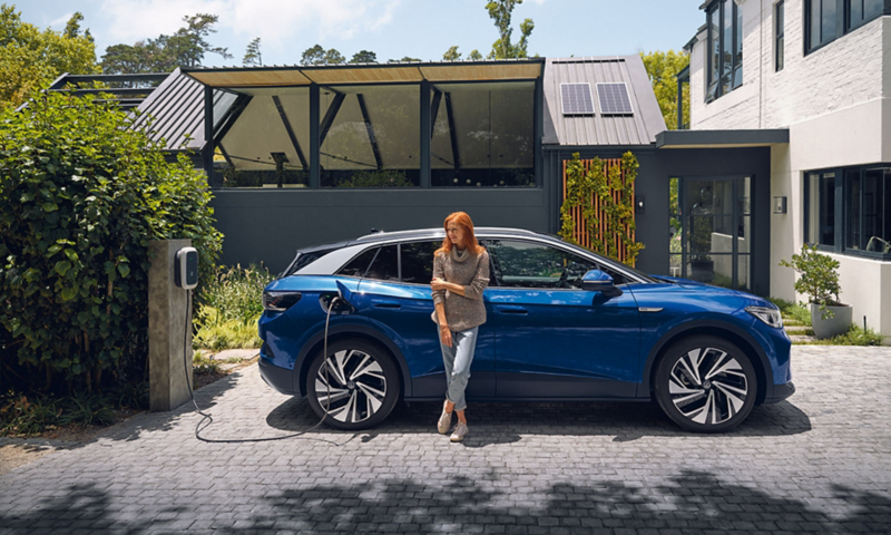 Ładujący się na podjedzie niebieski Volkswagen ID.4