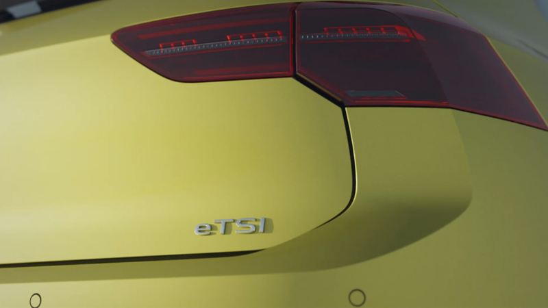 Le lettrage eTSI sur le couvercle du coffre d'une VW Golf jaune indique le type de moteur.